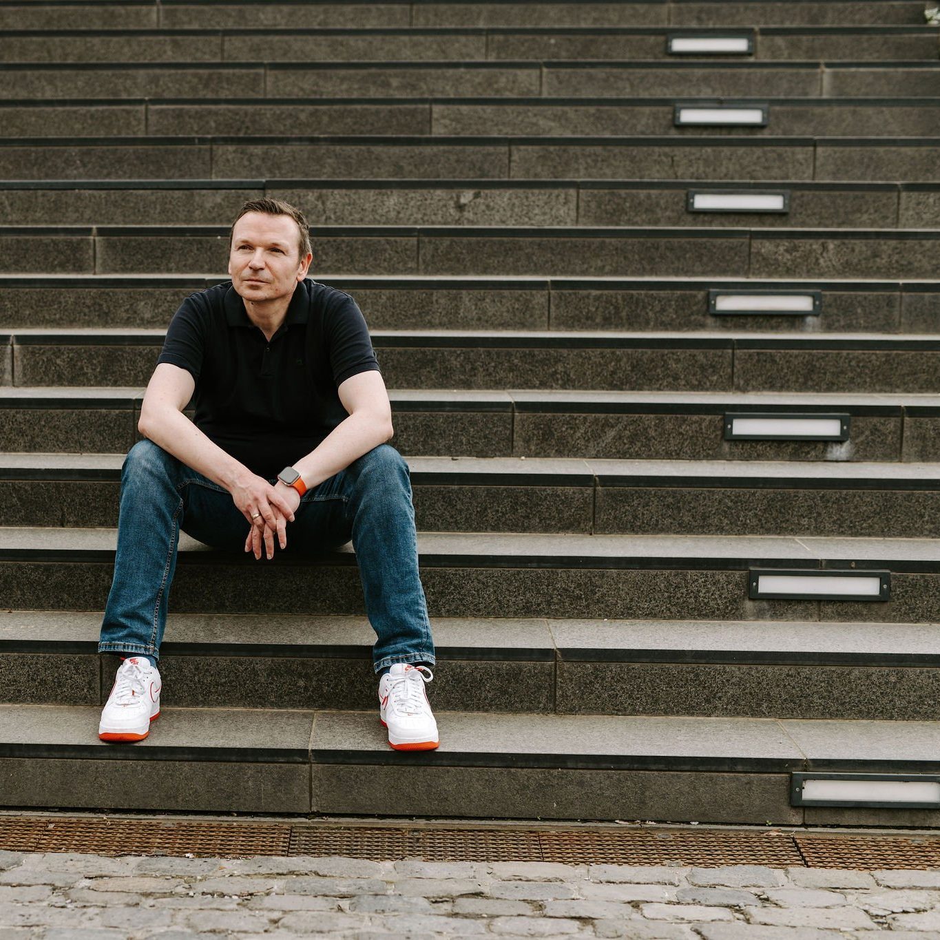Bild zeigt Marcus Knispel auf einer Treppe, PKV-Stratege, gkv zusatzbeitrag in 2026